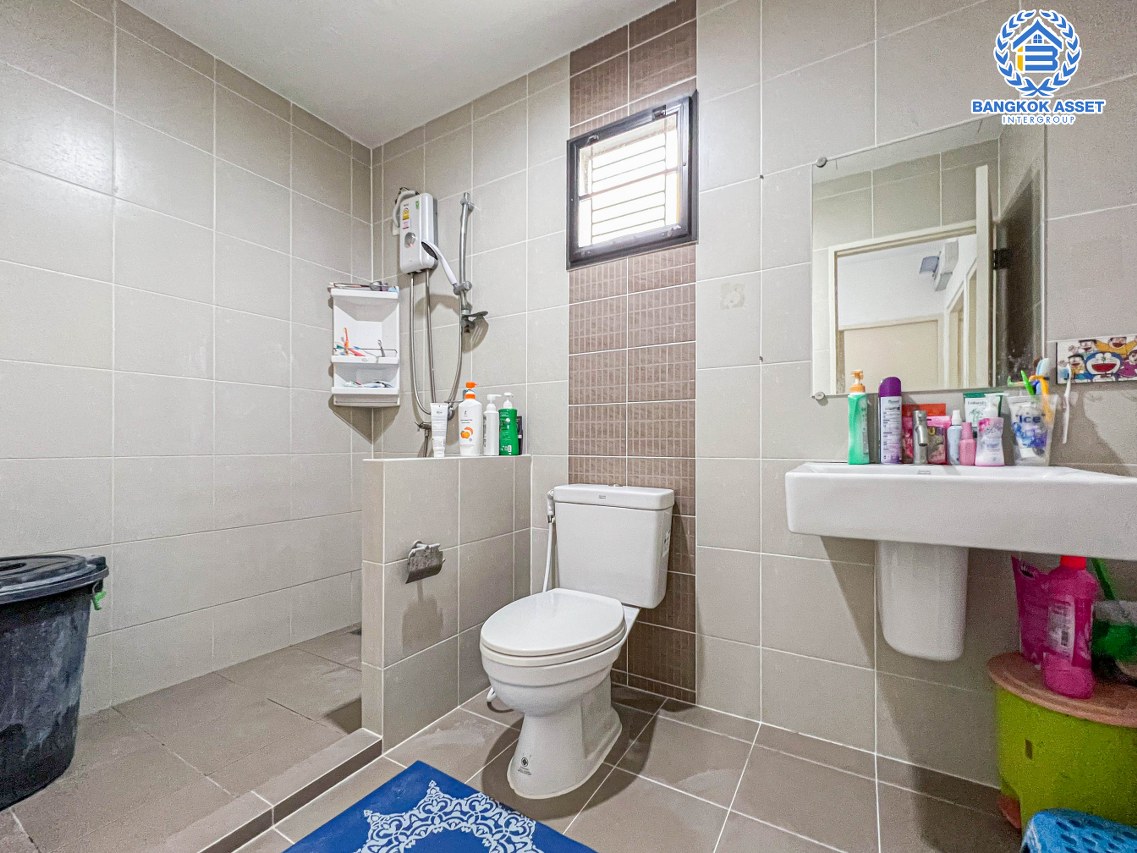 *****ทาวน์เฮ้าส์มือสองปทุมธานี โครงการ เมททาวน์ ปทุมธานี-ติวานนท์ #หลังมุม เนื้อที่เกือบ 18 ตร.ว. ฟังก์ชัน 3 ห้องนอน 2 ห้องน้ำ 1 ที่จอดรถ บ้านสวย บนทำเลดี เชื่อมต่อ ถนนปทุมธานี-สายใน, ถนน345, ถนนรังสิต-ปทุมธานี ใกล้จุดขึ้นทางด่วน "ศรีสมาน" ในราคาถูก!