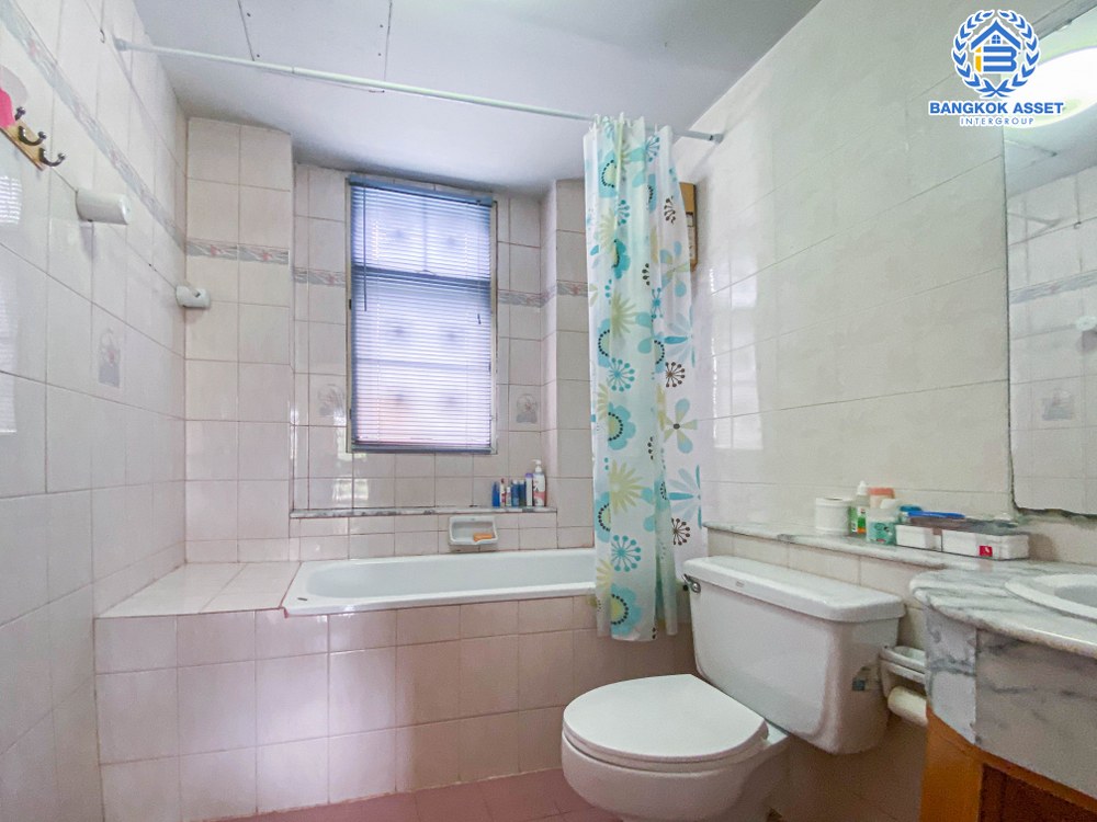 *****บ้านเดี่ยวมือสอง โครงการ มณีรินทร์ รัตนาธิเบศร์ จากแบรนด์ Property Perfect เนื้อที่ 72.50 ตร.ว. ฟังก์ชัน 4 ห้องนอน 2 ห้องน้ำ 2 ที่จอดรถ ต่อเติมห้องชั้นล่าง และห้องครัว โครงการตั้งบนทำเลเดินทางสะดวก ใกล้รถไฟฟ้าสายสีม่วง "สถานีบางรักน้อยท่าอิฐ" และจุดขึ้นทางด่วน "งามวงศ์วาน"