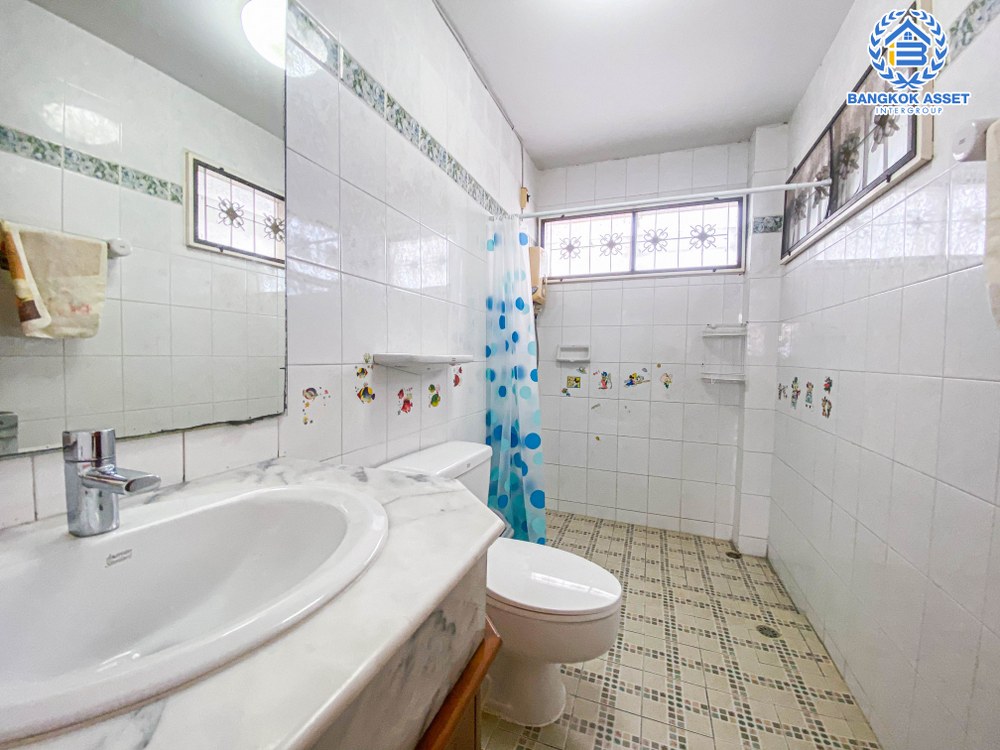 *****บ้านเดี่ยวมือสอง โครงการ มณีรินทร์ รัตนาธิเบศร์ จากแบรนด์ Property Perfect เนื้อที่ 72.50 ตร.ว. ฟังก์ชัน 4 ห้องนอน 2 ห้องน้ำ 2 ที่จอดรถ ต่อเติมห้องชั้นล่าง และห้องครัว โครงการตั้งบนทำเลเดินทางสะดวก ใกล้รถไฟฟ้าสายสีม่วง "สถานีบางรักน้อยท่าอิฐ" และจุดขึ้นทางด่วน "งามวงศ์วาน"