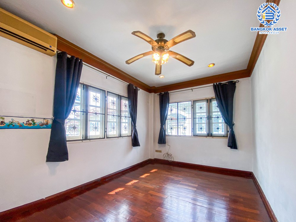 *****บ้านเดี่ยวมือสอง โครงการ มณีรินทร์ รัตนาธิเบศร์ จากแบรนด์ Property Perfect เนื้อที่ 72.50 ตร.ว. ฟังก์ชัน 4 ห้องนอน 2 ห้องน้ำ 2 ที่จอดรถ ต่อเติมห้องชั้นล่าง และห้องครัว โครงการตั้งบนทำเลเดินทางสะดวก ใกล้รถไฟฟ้าสายสีม่วง "สถานีบางรักน้อยท่าอิฐ" และจุดขึ้นทางด่วน "งามวงศ์วาน"