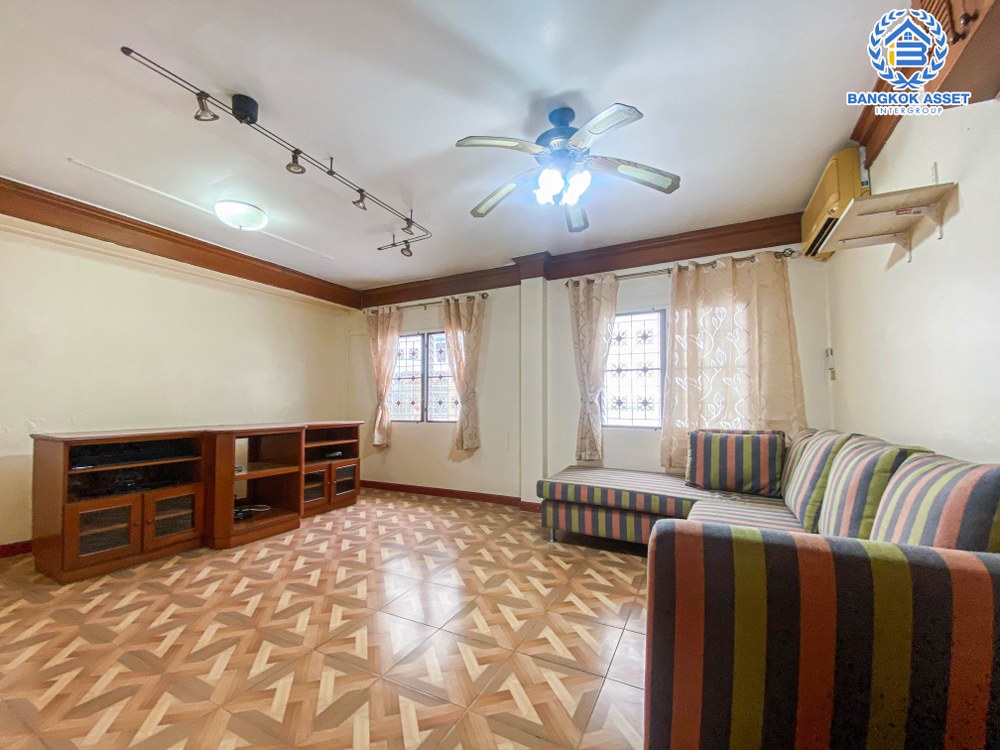 *****บ้านเดี่ยวมือสอง โครงการ มณีรินทร์ รัตนาธิเบศร์ จากแบรนด์ Property Perfect เนื้อที่ 72.50 ตร.ว. ฟังก์ชัน 4 ห้องนอน 2 ห้องน้ำ 2 ที่จอดรถ ต่อเติมห้องชั้นล่าง และห้องครัว โครงการตั้งบนทำเลเดินทางสะดวก ใกล้รถไฟฟ้าสายสีม่วง "สถานีบางรักน้อยท่าอิฐ" และจุดขึ้นทางด่วน "งามวงศ์วาน"