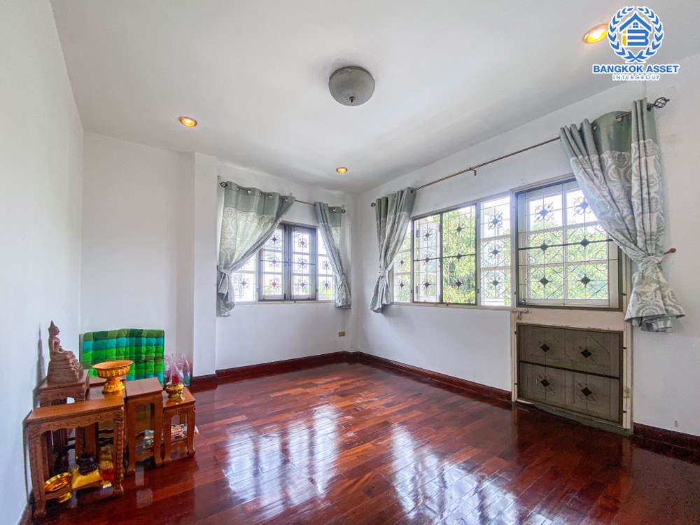 *****บ้านเดี่ยวมือสอง โครงการ มณีรินทร์ รัตนาธิเบศร์ จากแบรนด์ Property Perfect เนื้อที่ 72.50 ตร.ว. ฟังก์ชัน 4 ห้องนอน 2 ห้องน้ำ 2 ที่จอดรถ ต่อเติมห้องชั้นล่าง และห้องครัว โครงการตั้งบนทำเลเดินทางสะดวก ใกล้รถไฟฟ้าสายสีม่วง "สถานีบางรักน้อยท่าอิฐ" และจุดขึ้นทางด่วน "งามวงศ์วาน"