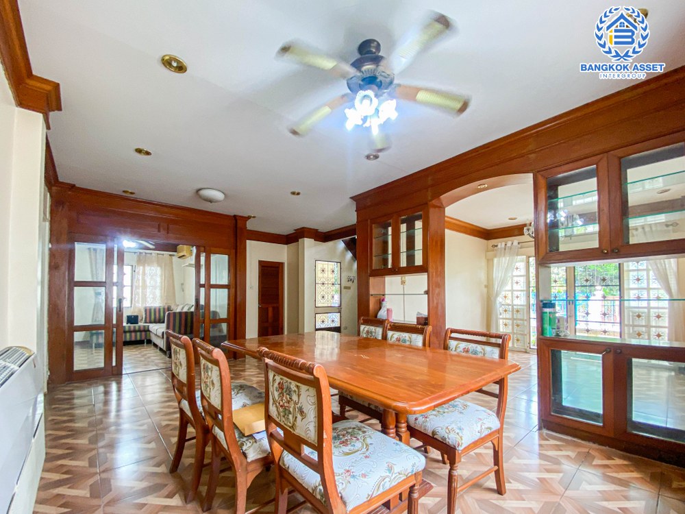 *****บ้านเดี่ยวมือสอง โครงการ มณีรินทร์ รัตนาธิเบศร์ จากแบรนด์ Property Perfect เนื้อที่ 72.50 ตร.ว. ฟังก์ชัน 4 ห้องนอน 2 ห้องน้ำ 2 ที่จอดรถ ต่อเติมห้องชั้นล่าง และห้องครัว โครงการตั้งบนทำเลเดินทางสะดวก ใกล้รถไฟฟ้าสายสีม่วง "สถานีบางรักน้อยท่าอิฐ" และจุดขึ้นทางด่วน "งามวงศ์วาน"