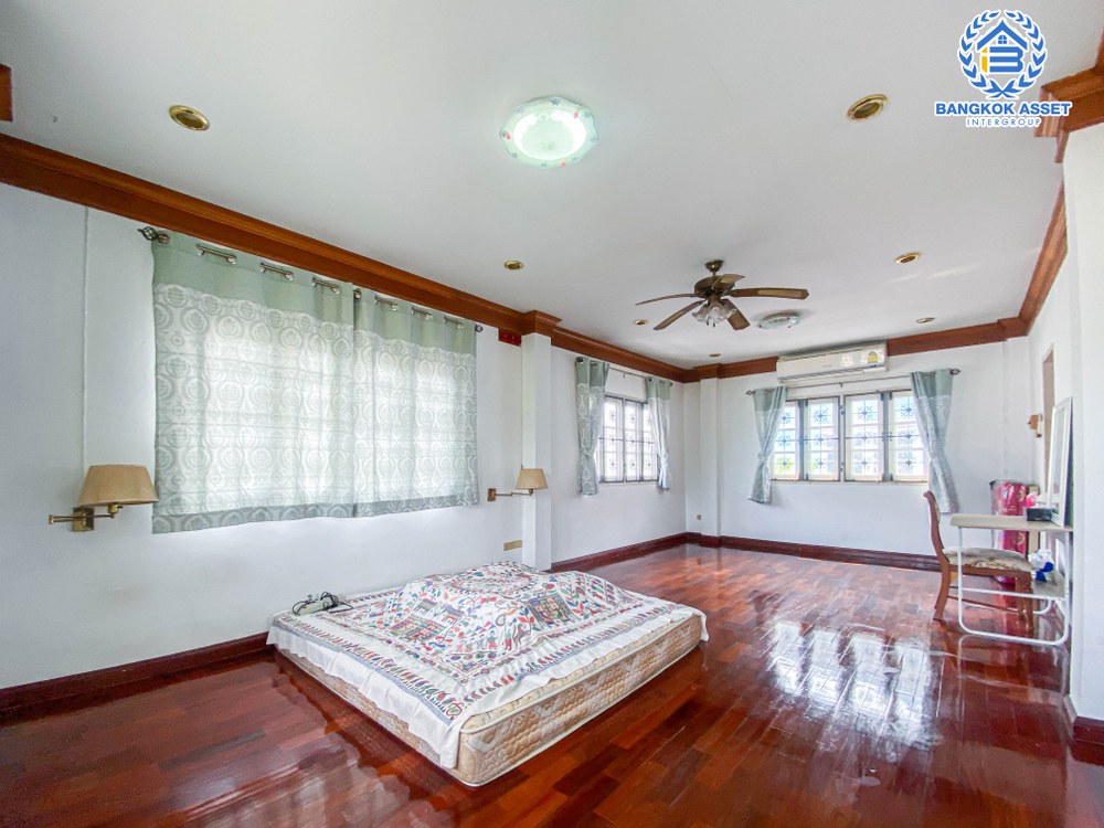 *****บ้านเดี่ยวมือสอง โครงการ มณีรินทร์ รัตนาธิเบศร์ จากแบรนด์ Property Perfect เนื้อที่ 72.50 ตร.ว. ฟังก์ชัน 4 ห้องนอน 2 ห้องน้ำ 2 ที่จอดรถ ต่อเติมห้องชั้นล่าง และห้องครัว โครงการตั้งบนทำเลเดินทางสะดวก ใกล้รถไฟฟ้าสายสีม่วง "สถานีบางรักน้อยท่าอิฐ" และจุดขึ้นทางด่วน "งามวงศ์วาน"