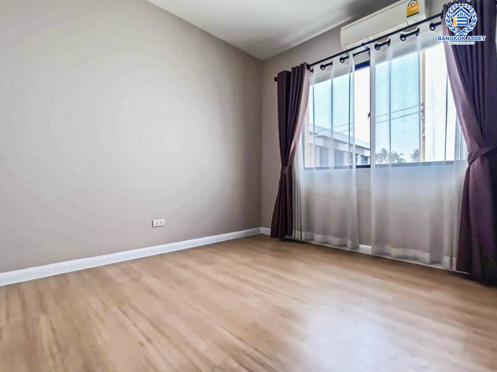 ทาวน์โฮม 3 ชั้นมือสอง โครงการ บ้านกลางเมือง กัลปพฤกษ์ หลังมุม เนื้อที่กว้าง 26.40 ตร.ว. ฟังก์ชัน 3 ห้องนอน 3 ห้องน้ำ 2 ที่จอดรถ ภายในสภาพเหมือนใหม่ พื้นที่ใช้สอยกว้างขวาง บนทำเลเดินทางสะดวก เชื่อมต่อถนนกัลปพฤกษ์ ถนนราชพฤกษ์ ภนนกาญจณาภิเษก ใกล้รถไฟฟ้าสายสีเขียว "สถานีวุฒากาศ " และทางด่วน "ศรีรัช"