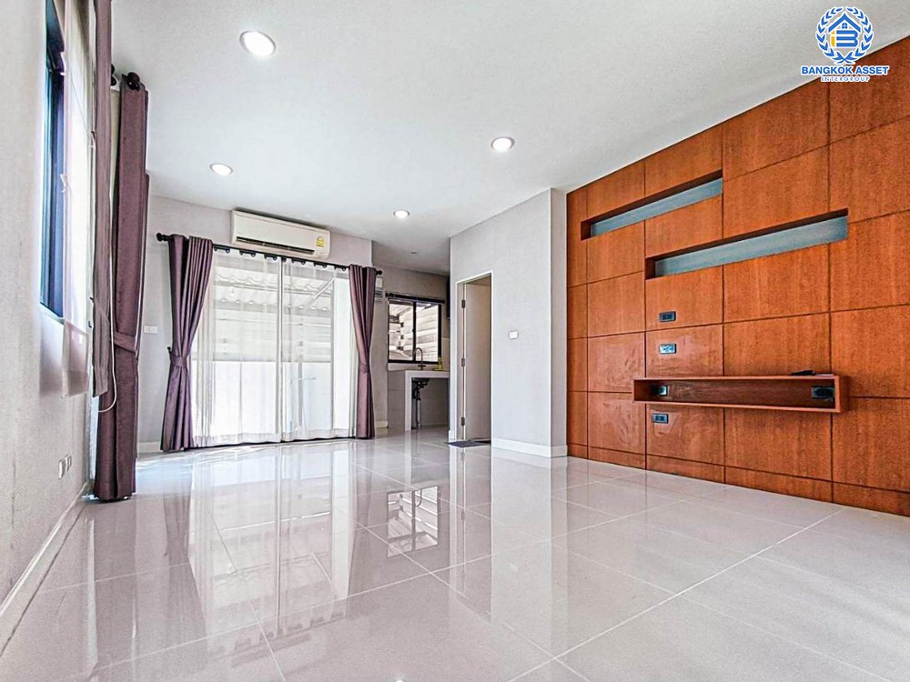 ทาวน์โฮม 3 ชั้นมือสอง โครงการ บ้านกลางเมือง กัลปพฤกษ์ หลังมุม เนื้อที่กว้าง 26.40 ตร.ว. ฟังก์ชัน 3 ห้องนอน 3 ห้องน้ำ 2 ที่จอดรถ ภายในสภาพเหมือนใหม่ พื้นที่ใช้สอยกว้างขวาง บนทำเลเดินทางสะดวก เชื่อมต่อถนนกัลปพฤกษ์ ถนนราชพฤกษ์ ภนนกาญจณาภิเษก ใกล้รถไฟฟ้าสายสีเขียว "สถานีวุฒากาศ " และทางด่วน "ศรีรัช"