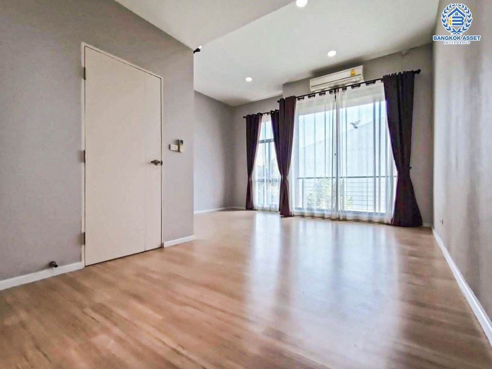 ทาวน์โฮม 3 ชั้นมือสอง โครงการ บ้านกลางเมือง กัลปพฤกษ์ หลังมุม เนื้อที่กว้าง 26.40 ตร.ว. ฟังก์ชัน 3 ห้องนอน 3 ห้องน้ำ 2 ที่จอดรถ ภายในสภาพเหมือนใหม่ พื้นที่ใช้สอยกว้างขวาง บนทำเลเดินทางสะดวก เชื่อมต่อถนนกัลปพฤกษ์ ถนนราชพฤกษ์ ภนนกาญจณาภิเษก ใกล้รถไฟฟ้าสายสีเขียว "สถานีวุฒากาศ " และทางด่วน "ศรีรัช"