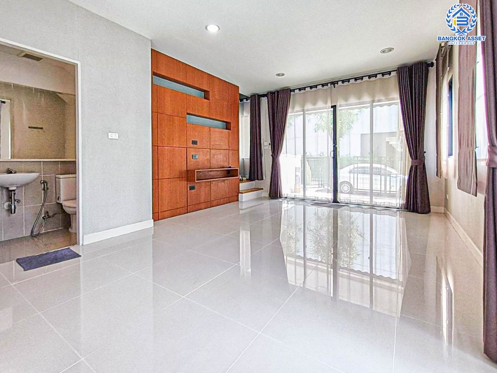 ทาวน์โฮม 3 ชั้นมือสอง โครงการ บ้านกลางเมือง กัลปพฤกษ์ หลังมุม เนื้อที่กว้าง 26.40 ตร.ว. ฟังก์ชัน 3 ห้องนอน 3 ห้องน้ำ 2 ที่จอดรถ ภายในสภาพเหมือนใหม่ พื้นที่ใช้สอยกว้างขวาง บนทำเลเดินทางสะดวก เชื่อมต่อถนนกัลปพฤกษ์ ถนนราชพฤกษ์ ภนนกาญจณาภิเษก ใกล้รถไฟฟ้าสายสีเขียว "สถานีวุฒากาศ " และทางด่วน "ศรีรัช"