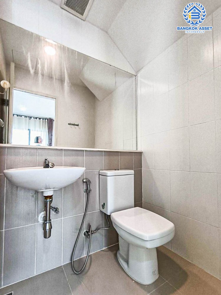 ทาวน์โฮม 3 ชั้นมือสอง โครงการ บ้านกลางเมือง กัลปพฤกษ์ หลังมุม เนื้อที่กว้าง 26.40 ตร.ว. ฟังก์ชัน 3 ห้องนอน 3 ห้องน้ำ 2 ที่จอดรถ ภายในสภาพเหมือนใหม่ พื้นที่ใช้สอยกว้างขวาง บนทำเลเดินทางสะดวก เชื่อมต่อถนนกัลปพฤกษ์ ถนนราชพฤกษ์ ภนนกาญจณาภิเษก ใกล้รถไฟฟ้าสายสีเขียว "สถานีวุฒากาศ " และทางด่วน "ศรีรัช"