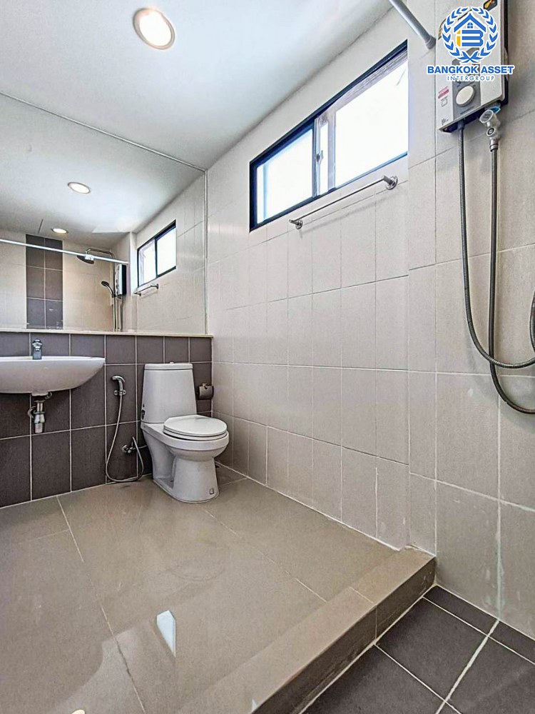 ทาวน์โฮม 3 ชั้นมือสอง โครงการ บ้านกลางเมือง กัลปพฤกษ์ หลังมุม เนื้อที่กว้าง 26.40 ตร.ว. ฟังก์ชัน 3 ห้องนอน 3 ห้องน้ำ 2 ที่จอดรถ ภายในสภาพเหมือนใหม่ พื้นที่ใช้สอยกว้างขวาง บนทำเลเดินทางสะดวก เชื่อมต่อถนนกัลปพฤกษ์ ถนนราชพฤกษ์ ภนนกาญจณาภิเษก ใกล้รถไฟฟ้าสายสีเขียว "สถานีวุฒากาศ " และทางด่วน "ศรีรัช"