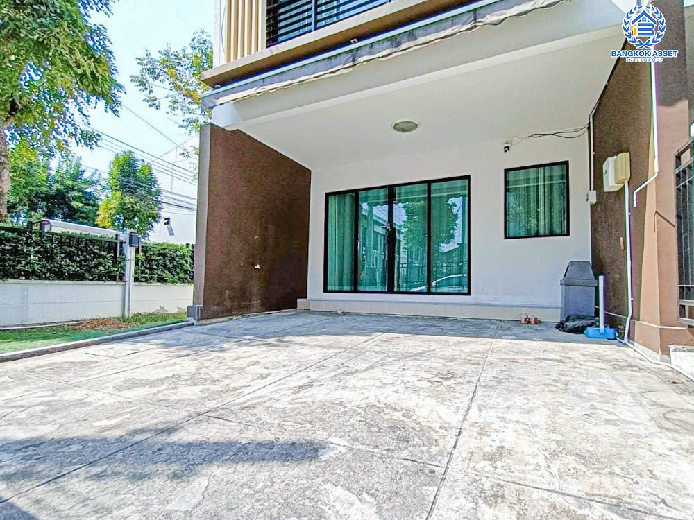 ทาวน์โฮม 3 ชั้นมือสอง โครงการ บ้านกลางเมือง กัลปพฤกษ์ หลังมุม เนื้อที่กว้าง 26.40 ตร.ว. ฟังก์ชัน 3 ห้องนอน 3 ห้องน้ำ 2 ที่จอดรถ ภายในสภาพเหมือนใหม่ พื้นที่ใช้สอยกว้างขวาง บนทำเลเดินทางสะดวก เชื่อมต่อถนนกัลปพฤกษ์ ถนนราชพฤกษ์ ภนนกาญจณาภิเษก ใกล้รถไฟฟ้าสายสีเขียว "สถานีวุฒากาศ " และทางด่วน "ศรีรัช"