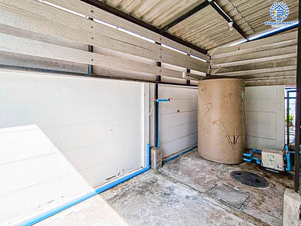 ทาวน์โฮม 3 ชั้นมือสอง โครงการ บ้านกลางเมือง กัลปพฤกษ์ หลังมุม เนื้อที่กว้าง 26.40 ตร.ว. ฟังก์ชัน 3 ห้องนอน 3 ห้องน้ำ 2 ที่จอดรถ ภายในสภาพเหมือนใหม่ พื้นที่ใช้สอยกว้างขวาง บนทำเลเดินทางสะดวก เชื่อมต่อถนนกัลปพฤกษ์ ถนนราชพฤกษ์ ภนนกาญจณาภิเษก ใกล้รถไฟฟ้าสายสีเขียว "สถานีวุฒากาศ " และทางด่วน "ศรีรัช"