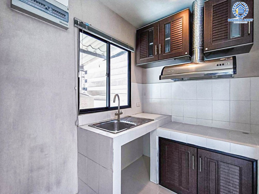 ทาวน์โฮม 3 ชั้นมือสอง โครงการ บ้านกลางเมือง กัลปพฤกษ์ หลังมุม เนื้อที่กว้าง 26.40 ตร.ว. ฟังก์ชัน 3 ห้องนอน 3 ห้องน้ำ 2 ที่จอดรถ ภายในสภาพเหมือนใหม่ พื้นที่ใช้สอยกว้างขวาง บนทำเลเดินทางสะดวก เชื่อมต่อถนนกัลปพฤกษ์ ถนนราชพฤกษ์ ภนนกาญจณาภิเษก ใกล้รถไฟฟ้าสายสีเขียว "สถานีวุฒากาศ " และทางด่วน "ศรีรัช"