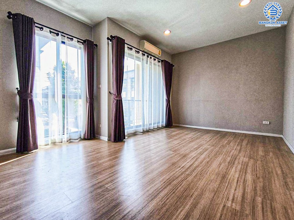 ทาวน์โฮม 3 ชั้นมือสอง โครงการ บ้านกลางเมือง กัลปพฤกษ์ หลังมุม เนื้อที่กว้าง 26.40 ตร.ว. ฟังก์ชัน 3 ห้องนอน 3 ห้องน้ำ 2 ที่จอดรถ ภายในสภาพเหมือนใหม่ พื้นที่ใช้สอยกว้างขวาง บนทำเลเดินทางสะดวก เชื่อมต่อถนนกัลปพฤกษ์ ถนนราชพฤกษ์ ภนนกาญจณาภิเษก ใกล้รถไฟฟ้าสายสีเขียว "สถานีวุฒากาศ " และทางด่วน "ศรีรัช"