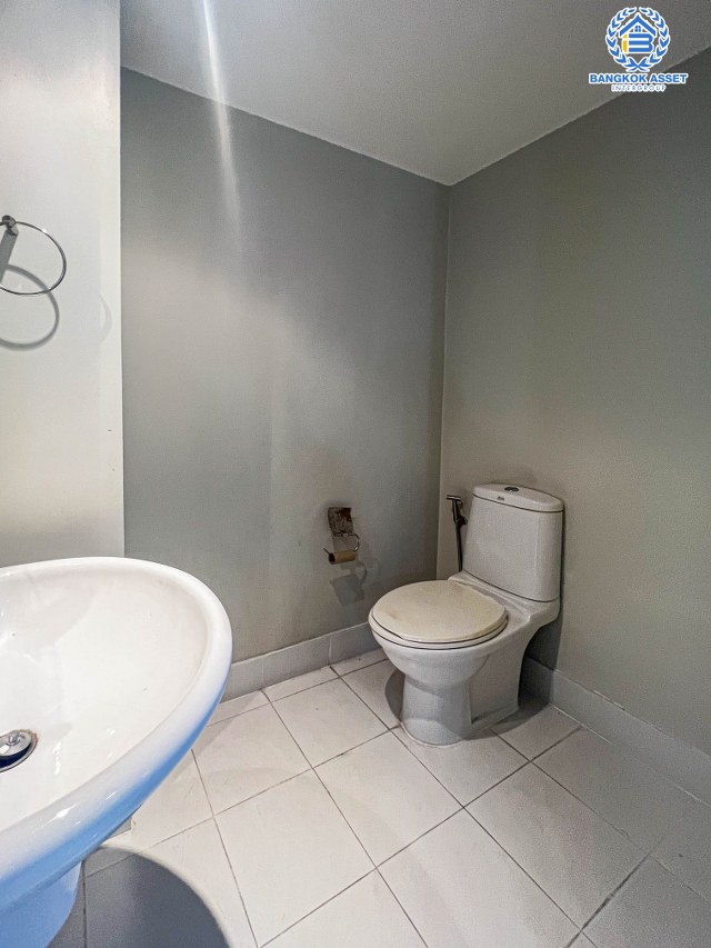 *****ทาวน์เฮ้าส์มือสอง โครงการ เดอะเทอเรส ติวานนท์ เนื้อที่ 21.6 ตร.ว. ฟังก์ชัน 3 ห้องนอน 4 ห้องน้ำ 2 ที่จอดรถ แต่งสวยสไตล์โมเดิร์น บ้านพร้อมอยู่ บนทำเลเดินทางสะดวก เชื่อมต่อถนนเรวดี, ถนนประชาราษฎร์ ใกล้รถไฟฟ้าสายสีม่วง "สถานีกระทรวงสาธารณสุข" และทางด่วน "งามวงศ์วาน" ราคาถูกที่สุดในโครงการ...