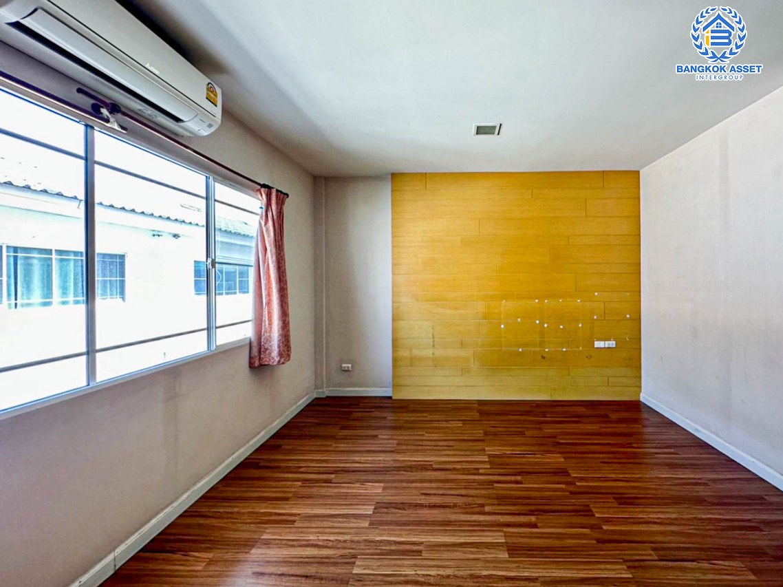 *****ทาวน์เฮ้าส์มือสอง โครงการ เดอะเทอเรส ติวานนท์ เนื้อที่ 21.6 ตร.ว. ฟังก์ชัน 3 ห้องนอน 4 ห้องน้ำ 2 ที่จอดรถ แต่งสวยสไตล์โมเดิร์น บ้านพร้อมอยู่ บนทำเลเดินทางสะดวก เชื่อมต่อถนนเรวดี, ถนนประชาราษฎร์ ใกล้รถไฟฟ้าสายสีม่วง "สถานีกระทรวงสาธารณสุข" และทางด่วน "งามวงศ์วาน" ราคาถูกที่สุดในโครงการ...