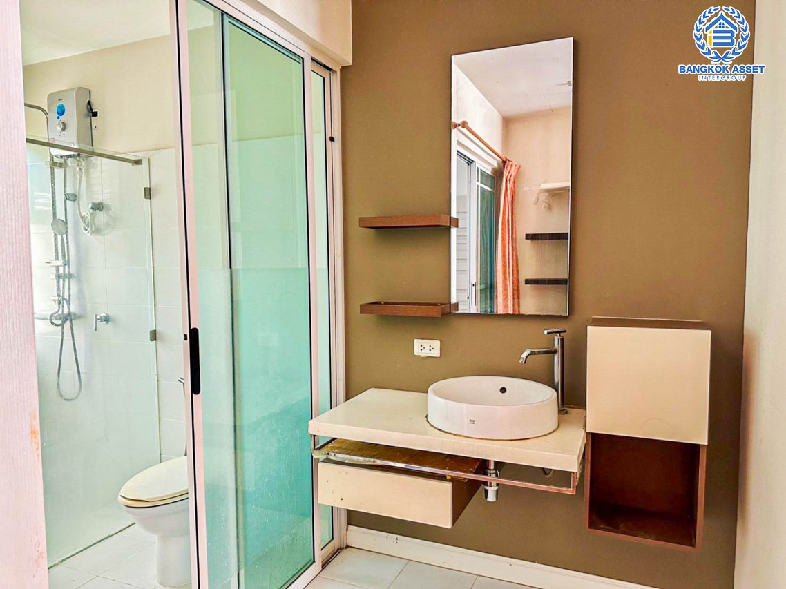 *****ทาวน์เฮ้าส์มือสอง โครงการ เดอะเทอเรส ติวานนท์ เนื้อที่ 21.6 ตร.ว. ฟังก์ชัน 3 ห้องนอน 4 ห้องน้ำ 2 ที่จอดรถ แต่งสวยสไตล์โมเดิร์น บ้านพร้อมอยู่ บนทำเลเดินทางสะดวก เชื่อมต่อถนนเรวดี, ถนนประชาราษฎร์ ใกล้รถไฟฟ้าสายสีม่วง "สถานีกระทรวงสาธารณสุข" และทางด่วน "งามวงศ์วาน" ราคาถูกที่สุดในโครงการ...