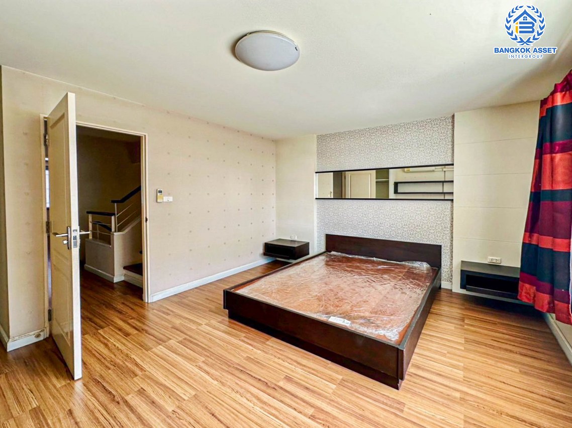 *****ทาวน์เฮ้าส์มือสอง โครงการ เดอะเทอเรส ติวานนท์ เนื้อที่ 21.6 ตร.ว. ฟังก์ชัน 3 ห้องนอน 4 ห้องน้ำ 2 ที่จอดรถ แต่งสวยสไตล์โมเดิร์น บ้านพร้อมอยู่ บนทำเลเดินทางสะดวก เชื่อมต่อถนนเรวดี, ถนนประชาราษฎร์ ใกล้รถไฟฟ้าสายสีม่วง "สถานีกระทรวงสาธารณสุข" และทางด่วน "งามวงศ์วาน" ราคาถูกที่สุดในโครงการ...