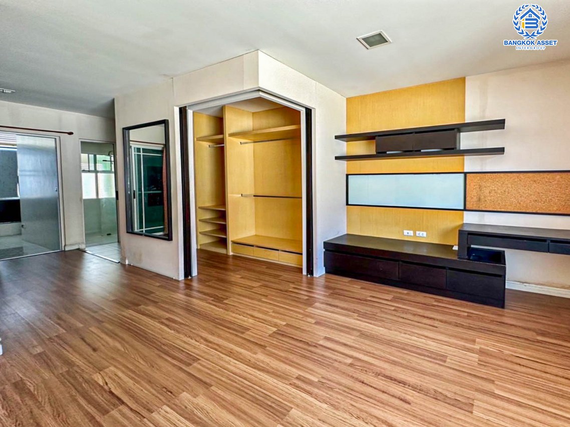 *****ทาวน์เฮ้าส์มือสอง โครงการ เดอะเทอเรส ติวานนท์ เนื้อที่ 21.6 ตร.ว. ฟังก์ชัน 3 ห้องนอน 4 ห้องน้ำ 2 ที่จอดรถ แต่งสวยสไตล์โมเดิร์น บ้านพร้อมอยู่ บนทำเลเดินทางสะดวก เชื่อมต่อถนนเรวดี, ถนนประชาราษฎร์ ใกล้รถไฟฟ้าสายสีม่วง "สถานีกระทรวงสาธารณสุข" และทางด่วน "งามวงศ์วาน" ราคาถูกที่สุดในโครงการ...