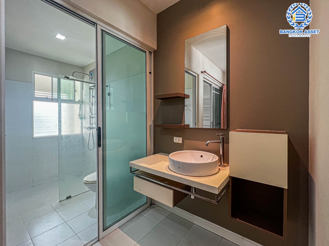 *****ทาวน์เฮ้าส์มือสอง โครงการ เดอะเทอเรส ติวานนท์ เนื้อที่ 21.6 ตร.ว. ฟังก์ชัน 3 ห้องนอน 4 ห้องน้ำ 2 ที่จอดรถ แต่งสวยสไตล์โมเดิร์น บ้านพร้อมอยู่ บนทำเลเดินทางสะดวก เชื่อมต่อถนนเรวดี, ถนนประชาราษฎร์ ใกล้รถไฟฟ้าสายสีม่วง "สถานีกระทรวงสาธารณสุข" และทางด่วน "งามวงศ์วาน" ราคาถูกที่สุดในโครงการ...