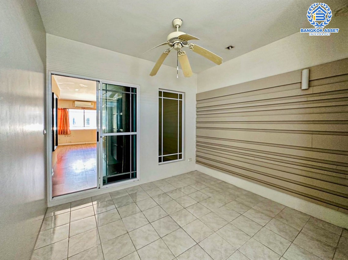 *****ทาวน์เฮ้าส์มือสอง โครงการ เดอะเทอเรส ติวานนท์ เนื้อที่ 21.6 ตร.ว. ฟังก์ชัน 3 ห้องนอน 4 ห้องน้ำ 2 ที่จอดรถ แต่งสวยสไตล์โมเดิร์น บ้านพร้อมอยู่ บนทำเลเดินทางสะดวก เชื่อมต่อถนนเรวดี, ถนนประชาราษฎร์ ใกล้รถไฟฟ้าสายสีม่วง "สถานีกระทรวงสาธารณสุข" และทางด่วน "งามวงศ์วาน" ราคาถูกที่สุดในโครงการ...