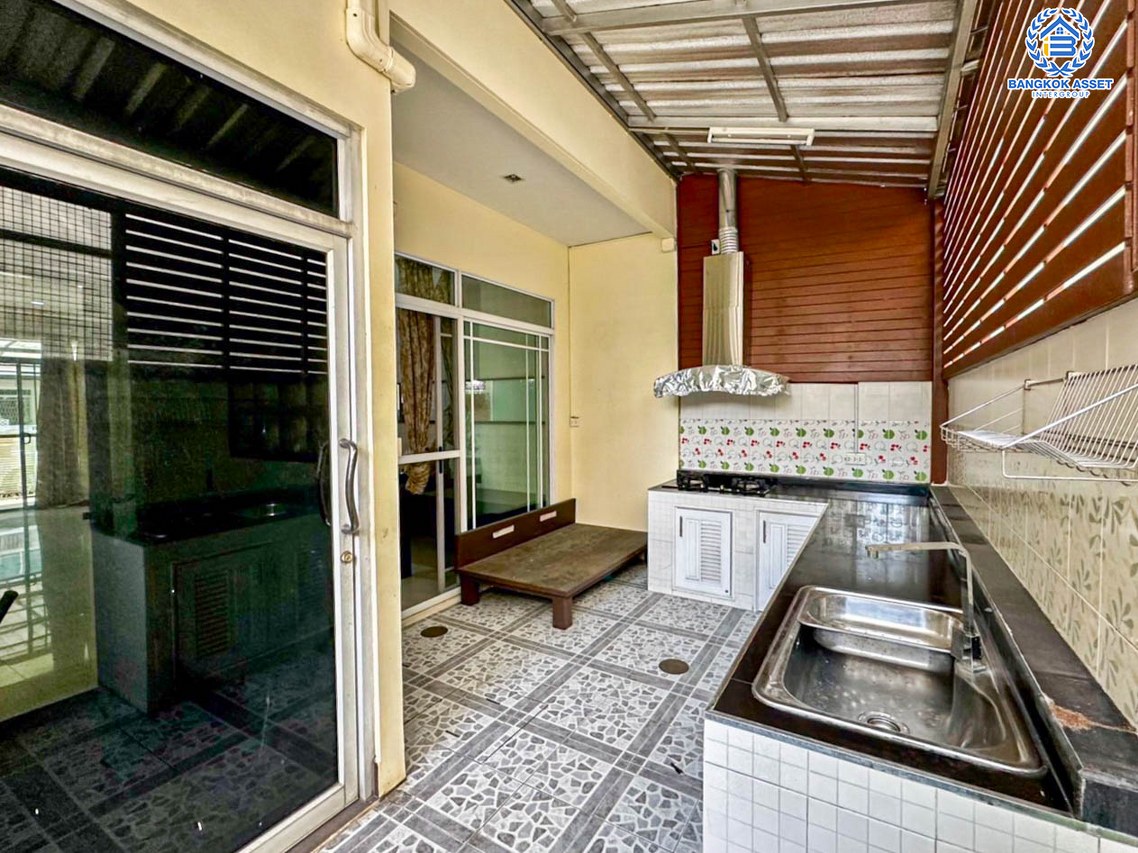 *****ทาวน์เฮ้าส์มือสอง โครงการ เดอะเทอเรส ติวานนท์ เนื้อที่ 21.6 ตร.ว. ฟังก์ชัน 3 ห้องนอน 4 ห้องน้ำ 2 ที่จอดรถ แต่งสวยสไตล์โมเดิร์น บ้านพร้อมอยู่ บนทำเลเดินทางสะดวก เชื่อมต่อถนนเรวดี, ถนนประชาราษฎร์ ใกล้รถไฟฟ้าสายสีม่วง "สถานีกระทรวงสาธารณสุข" และทางด่วน "งามวงศ์วาน" ราคาถูกที่สุดในโครงการ...