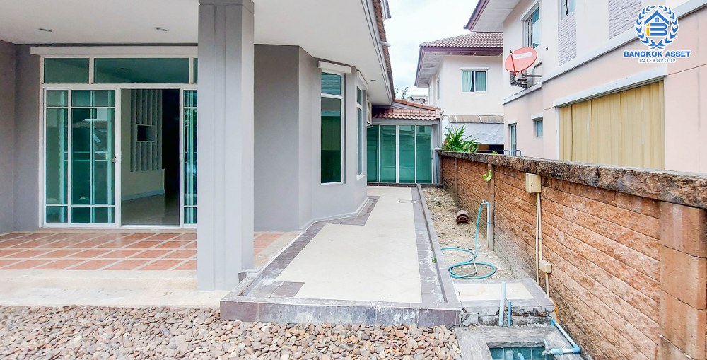 บ้านเดี่ยวมือสอง โครงการ ภัสสร7 รัตนาธิเบศร์ เนื้อที่ 59.70 ตร.ว. ฟังก์ชัน 3 ห้องนอน 3 ห้องน้ำ 2 ที่จอดรถ รีโนเวทใหม่ทั้งหลัง เฟอร์นิเจอร์บิ้วอินท์ พร้อมราคาสุดคุ้ม! บนทำเลเดินทางสะดวก เชื่อมต่อถนนรัตนาธิเบศร์ ถนนราชพฤกษ์ ใกล้รถไฟฟ้าสายสีม่วง "สถานีบางพูล" และจุดขึ้นทางด่วน "ศรีรัช"