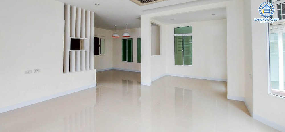 บ้านเดี่ยวมือสอง โครงการ ภัสสร7 รัตนาธิเบศร์ เนื้อที่ 59.70 ตร.ว. ฟังก์ชัน 3 ห้องนอน 3 ห้องน้ำ 2 ที่จอดรถ รีโนเวทใหม่ทั้งหลัง เฟอร์นิเจอร์บิ้วอินท์ พร้อมราคาสุดคุ้ม! บนทำเลเดินทางสะดวก เชื่อมต่อถนนรัตนาธิเบศร์ ถนนราชพฤกษ์ ใกล้รถไฟฟ้าสายสีม่วง "สถานีบางพูล" และจุดขึ้นทางด่วน "ศรีรัช"