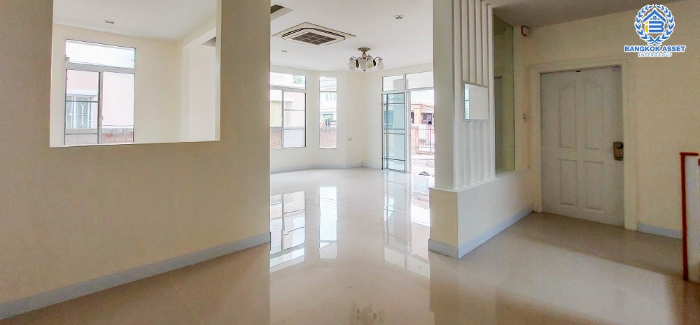 บ้านเดี่ยวมือสอง โครงการ ภัสสร7 รัตนาธิเบศร์ เนื้อที่ 59.70 ตร.ว. ฟังก์ชัน 3 ห้องนอน 3 ห้องน้ำ 2 ที่จอดรถ รีโนเวทใหม่ทั้งหลัง เฟอร์นิเจอร์บิ้วอินท์ พร้อมราคาสุดคุ้ม! บนทำเลเดินทางสะดวก เชื่อมต่อถนนรัตนาธิเบศร์ ถนนราชพฤกษ์ ใกล้รถไฟฟ้าสายสีม่วง "สถานีบางพูล" และจุดขึ้นทางด่วน "ศรีรัช"