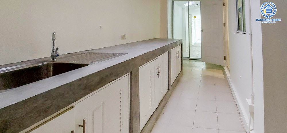 บ้านเดี่ยวมือสอง โครงการ ภัสสร7 รัตนาธิเบศร์ เนื้อที่ 59.70 ตร.ว. ฟังก์ชัน 3 ห้องนอน 3 ห้องน้ำ 2 ที่จอดรถ รีโนเวทใหม่ทั้งหลัง เฟอร์นิเจอร์บิ้วอินท์ พร้อมราคาสุดคุ้ม! บนทำเลเดินทางสะดวก เชื่อมต่อถนนรัตนาธิเบศร์ ถนนราชพฤกษ์ ใกล้รถไฟฟ้าสายสีม่วง "สถานีบางพูล" และจุดขึ้นทางด่วน "ศรีรัช"