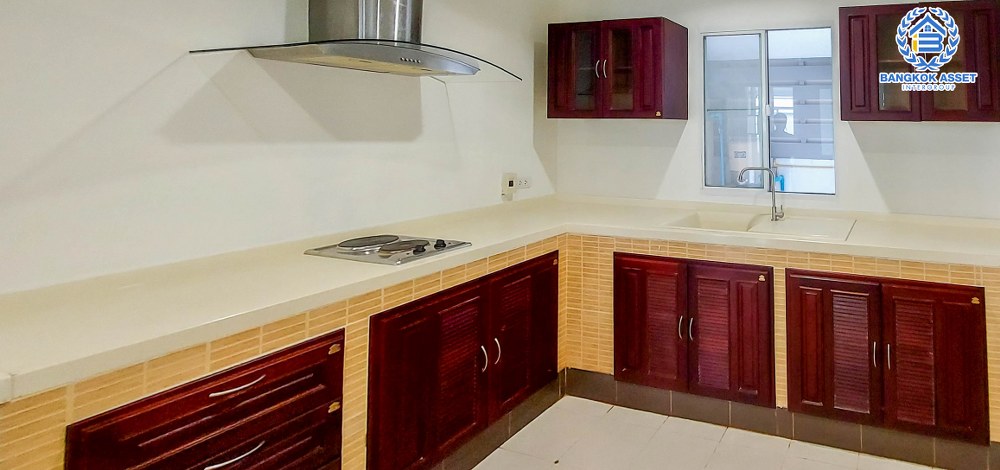 บ้านเดี่ยวมือสอง โครงการ ภัสสร7 รัตนาธิเบศร์ เนื้อที่ 59.70 ตร.ว. ฟังก์ชัน 3 ห้องนอน 3 ห้องน้ำ 2 ที่จอดรถ รีโนเวทใหม่ทั้งหลัง เฟอร์นิเจอร์บิ้วอินท์ พร้อมราคาสุดคุ้ม! บนทำเลเดินทางสะดวก เชื่อมต่อถนนรัตนาธิเบศร์ ถนนราชพฤกษ์ ใกล้รถไฟฟ้าสายสีม่วง "สถานีบางพูล" และจุดขึ้นทางด่วน "ศรีรัช"