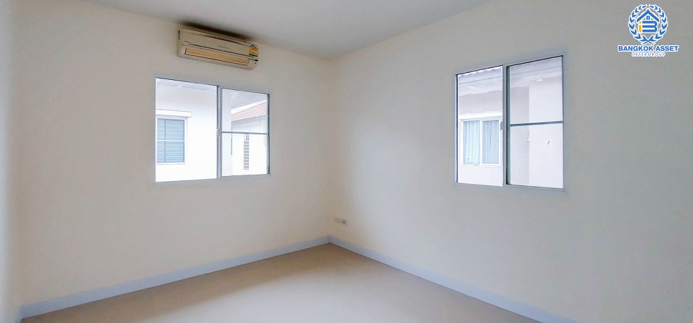 บ้านเดี่ยวมือสอง โครงการ ภัสสร7 รัตนาธิเบศร์ เนื้อที่ 59.70 ตร.ว. ฟังก์ชัน 3 ห้องนอน 3 ห้องน้ำ 2 ที่จอดรถ รีโนเวทใหม่ทั้งหลัง เฟอร์นิเจอร์บิ้วอินท์ พร้อมราคาสุดคุ้ม! บนทำเลเดินทางสะดวก เชื่อมต่อถนนรัตนาธิเบศร์ ถนนราชพฤกษ์ ใกล้รถไฟฟ้าสายสีม่วง "สถานีบางพูล" และจุดขึ้นทางด่วน "ศรีรัช"