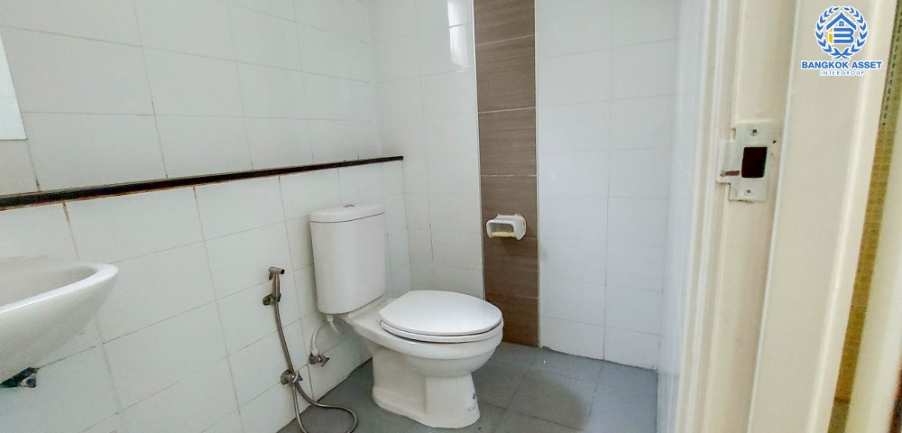 บ้านเดี่ยวมือสอง โครงการ ภัสสร7 รัตนาธิเบศร์ เนื้อที่ 59.70 ตร.ว. ฟังก์ชัน 3 ห้องนอน 3 ห้องน้ำ 2 ที่จอดรถ รีโนเวทใหม่ทั้งหลัง เฟอร์นิเจอร์บิ้วอินท์ พร้อมราคาสุดคุ้ม! บนทำเลเดินทางสะดวก เชื่อมต่อถนนรัตนาธิเบศร์ ถนนราชพฤกษ์ ใกล้รถไฟฟ้าสายสีม่วง "สถานีบางพูล" และจุดขึ้นทางด่วน "ศรีรัช"