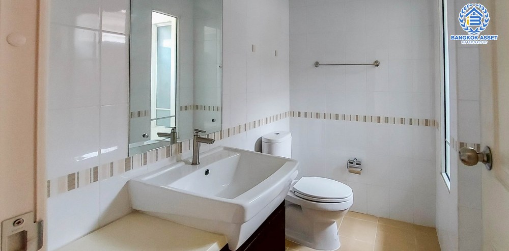 บ้านเดี่ยวมือสอง โครงการ ภัสสร7 รัตนาธิเบศร์ เนื้อที่ 59.70 ตร.ว. ฟังก์ชัน 3 ห้องนอน 3 ห้องน้ำ 2 ที่จอดรถ รีโนเวทใหม่ทั้งหลัง เฟอร์นิเจอร์บิ้วอินท์ พร้อมราคาสุดคุ้ม! บนทำเลเดินทางสะดวก เชื่อมต่อถนนรัตนาธิเบศร์ ถนนราชพฤกษ์ ใกล้รถไฟฟ้าสายสีม่วง "สถานีบางพูล" และจุดขึ้นทางด่วน "ศรีรัช"