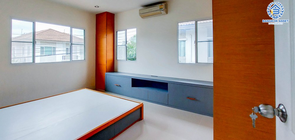 บ้านเดี่ยวมือสอง โครงการ ภัสสร7 รัตนาธิเบศร์ เนื้อที่ 59.70 ตร.ว. ฟังก์ชัน 3 ห้องนอน 3 ห้องน้ำ 2 ที่จอดรถ รีโนเวทใหม่ทั้งหลัง เฟอร์นิเจอร์บิ้วอินท์ พร้อมราคาสุดคุ้ม! บนทำเลเดินทางสะดวก เชื่อมต่อถนนรัตนาธิเบศร์ ถนนราชพฤกษ์ ใกล้รถไฟฟ้าสายสีม่วง "สถานีบางพูล" และจุดขึ้นทางด่วน "ศรีรัช"