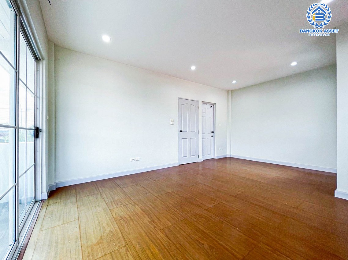 *****บ้านเดี่ยวมือสองนนทบุรี โครงการ ชลลดา วัดลาดปลาดุก เนื้อที่กว้างถึง 52.5 ตร.ว. ฟังก์ชัน 3 ห้องนอน 2 ห้องน้ำ 2 ที่จอดรถ บ้านสวย รีโนเวทแล้ว พร้อมเข้าอยู่  บนทำเลดี เพียง 15 นาทีถึงรถไฟฟ้าสายสีม่วง "สถานีคลองบางไผ่" ห้ามพลาด...จองเลย!