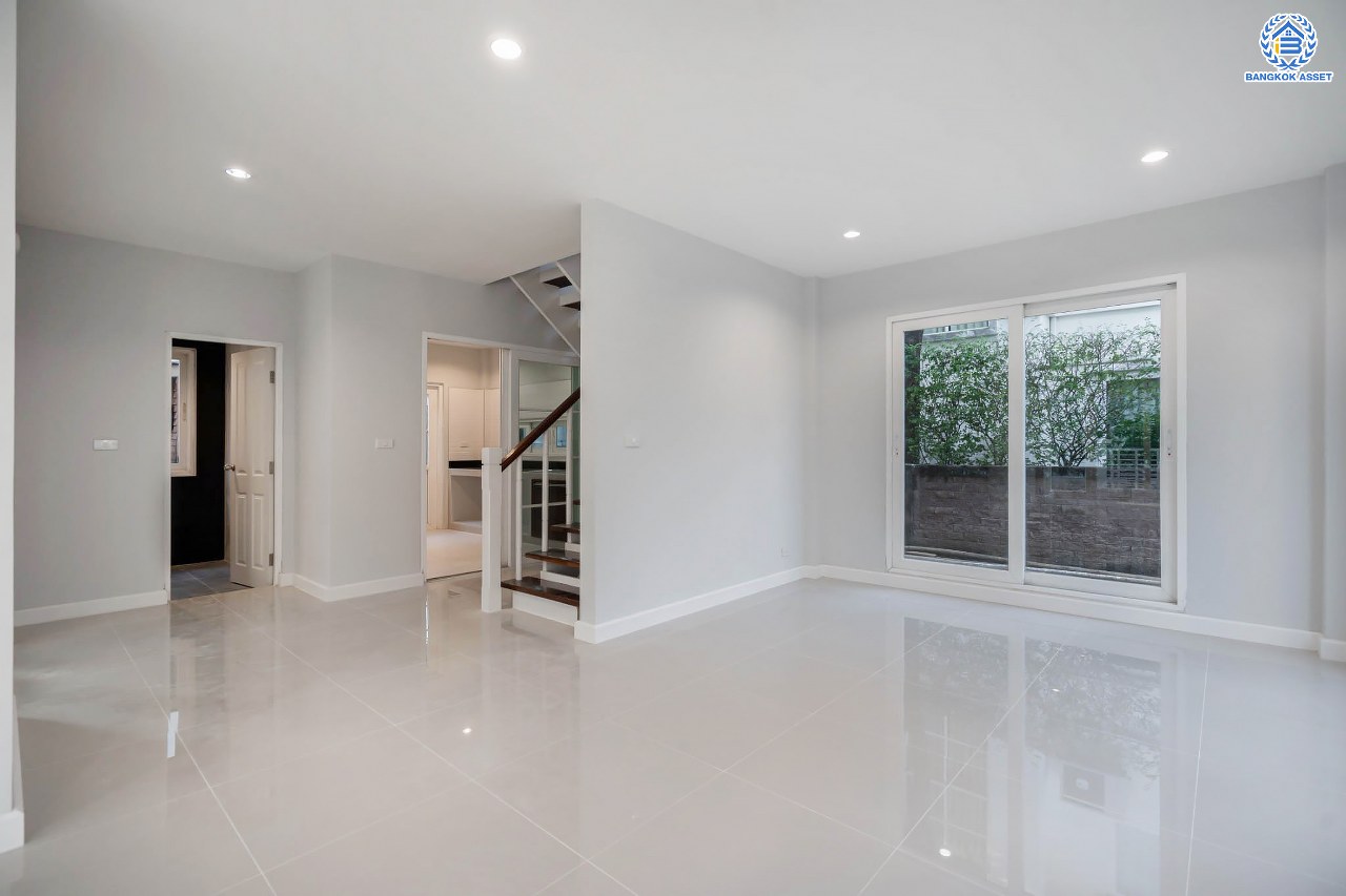 บ้านมือสองตกแต่งใหม่ โครงการ คาซ่าวิลล์ ราชพฤกษ์-รัตนาธิเบศร์1 (Q.House) หลังมุม ดีไซน์ Modern เนื้อที่ 62 ตร.ว. ฟังก์ชัน 3 ห้องนอน 3 ห้องน้ำ จอดรถได้ถึง 4 คัน บนทำเลศักยภาพ ติดถนนราชพฤกษ์ ใกล้เซ็นทรัลเวสต์เกต และรถไฟฟ้า "สถานีบางรักน้อยท่าอิฐ"