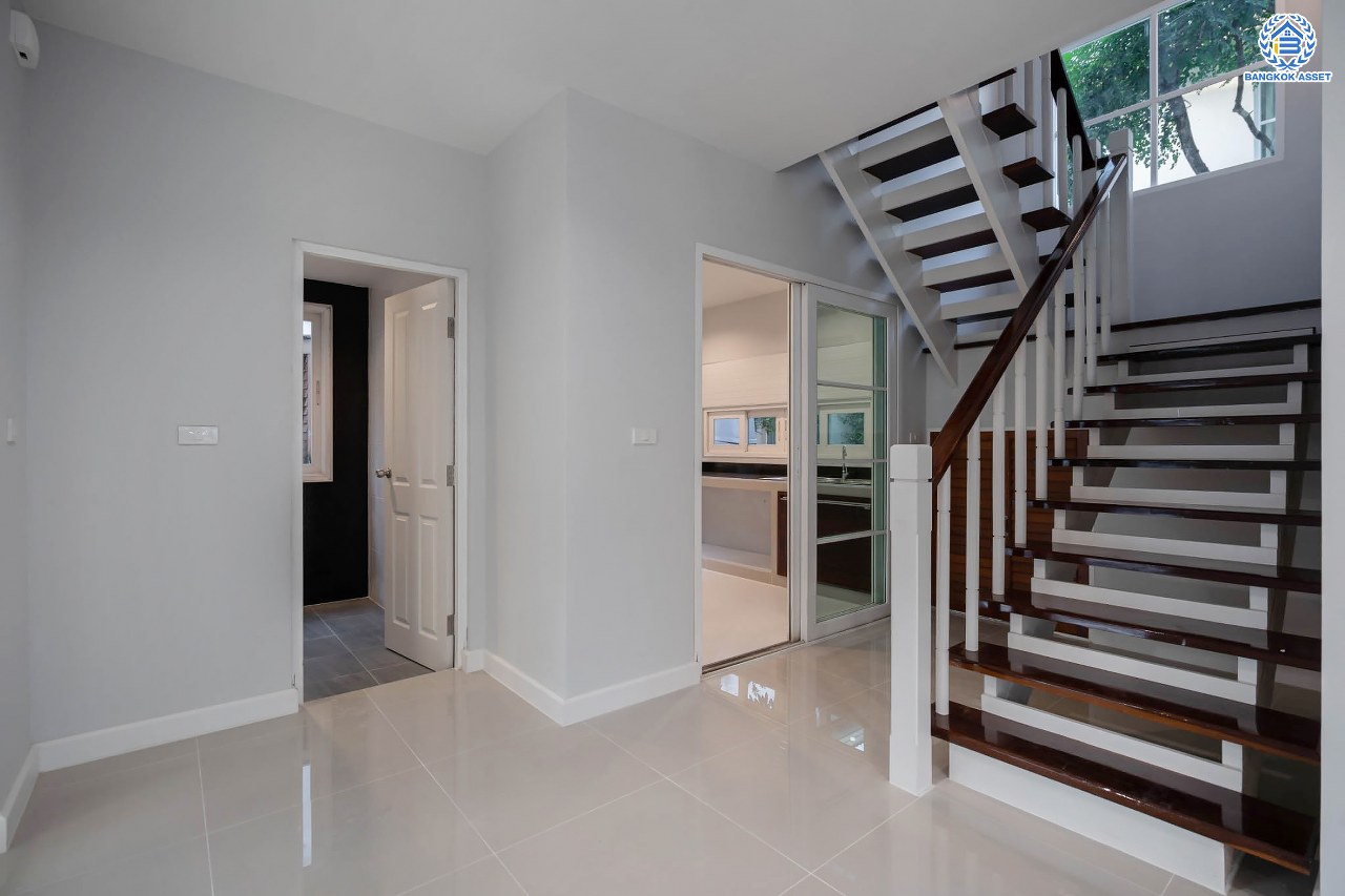 บ้านมือสองตกแต่งใหม่ โครงการ คาซ่าวิลล์ ราชพฤกษ์-รัตนาธิเบศร์1 (Q.House) หลังมุม ดีไซน์ Modern เนื้อที่ 62 ตร.ว. ฟังก์ชัน 3 ห้องนอน 3 ห้องน้ำ จอดรถได้ถึง 4 คัน บนทำเลศักยภาพ ติดถนนราชพฤกษ์ ใกล้เซ็นทรัลเวสต์เกต และรถไฟฟ้า "สถานีบางรักน้อยท่าอิฐ"