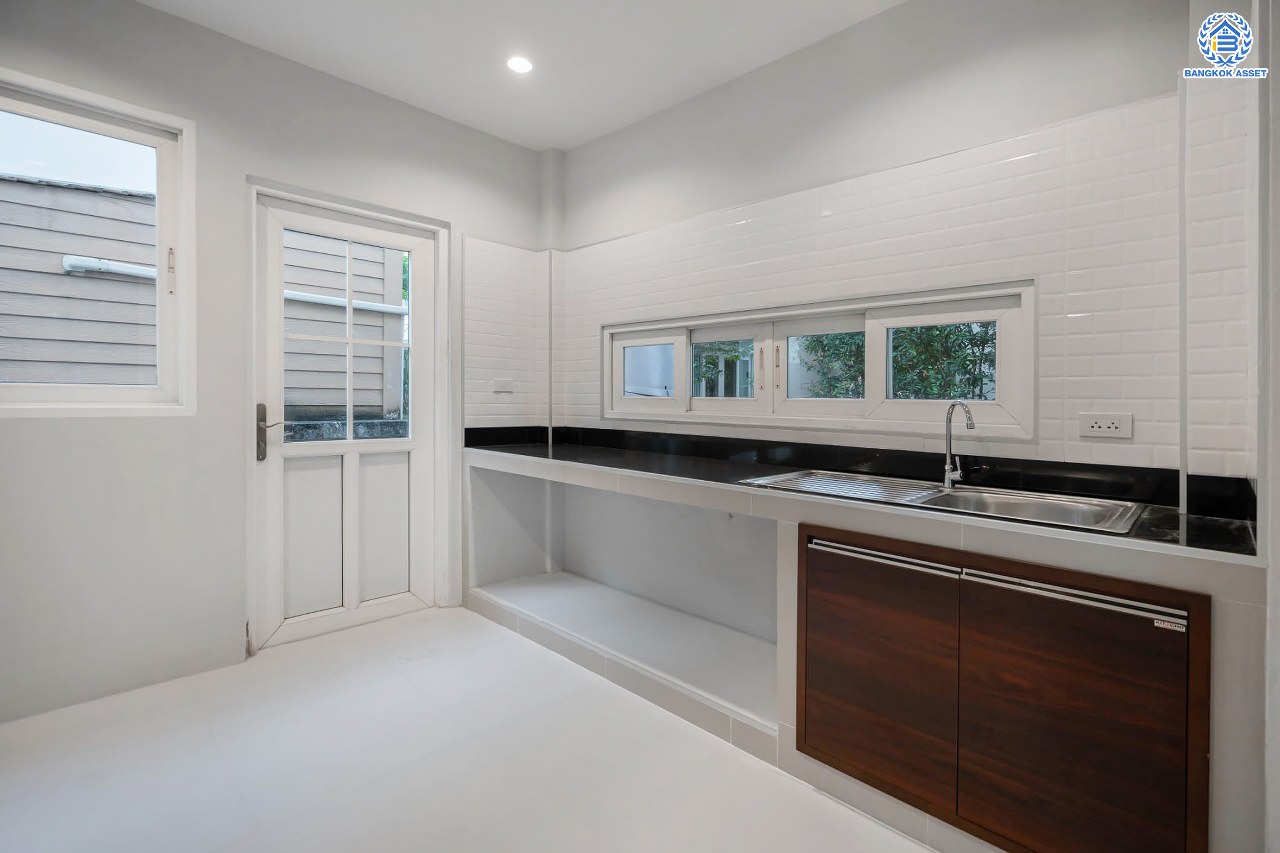 บ้านมือสองตกแต่งใหม่ โครงการ คาซ่าวิลล์ ราชพฤกษ์-รัตนาธิเบศร์1 (Q.House) หลังมุม ดีไซน์ Modern เนื้อที่ 62 ตร.ว. ฟังก์ชัน 3 ห้องนอน 3 ห้องน้ำ จอดรถได้ถึง 4 คัน บนทำเลศักยภาพ ติดถนนราชพฤกษ์ ใกล้เซ็นทรัลเวสต์เกต และรถไฟฟ้า "สถานีบางรักน้อยท่าอิฐ"