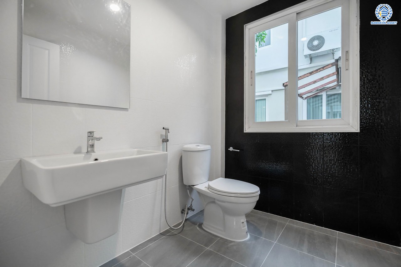 บ้านมือสองตกแต่งใหม่ โครงการ คาซ่าวิลล์ ราชพฤกษ์-รัตนาธิเบศร์1 (Q.House) หลังมุม ดีไซน์ Modern เนื้อที่ 62 ตร.ว. ฟังก์ชัน 3 ห้องนอน 3 ห้องน้ำ จอดรถได้ถึง 4 คัน บนทำเลศักยภาพ ติดถนนราชพฤกษ์ ใกล้เซ็นทรัลเวสต์เกต และรถไฟฟ้า "สถานีบางรักน้อยท่าอิฐ"