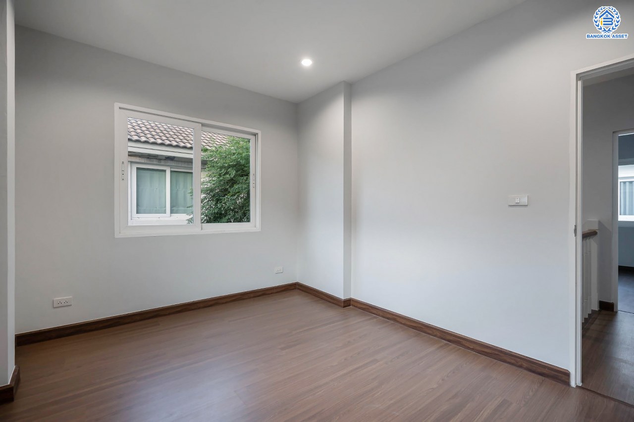 บ้านมือสองตกแต่งใหม่ โครงการ คาซ่าวิลล์ ราชพฤกษ์-รัตนาธิเบศร์1 (Q.House) หลังมุม ดีไซน์ Modern เนื้อที่ 62 ตร.ว. ฟังก์ชัน 3 ห้องนอน 3 ห้องน้ำ จอดรถได้ถึง 4 คัน บนทำเลศักยภาพ ติดถนนราชพฤกษ์ ใกล้เซ็นทรัลเวสต์เกต และรถไฟฟ้า "สถานีบางรักน้อยท่าอิฐ"