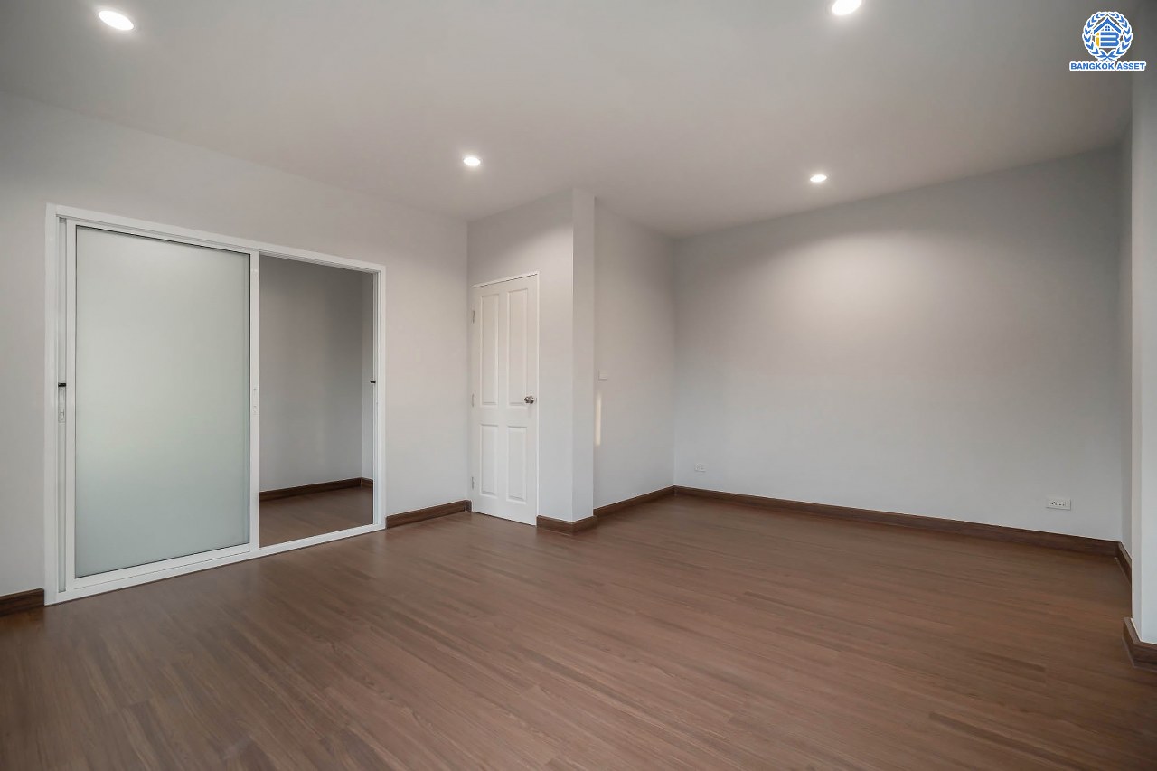 บ้านมือสองตกแต่งใหม่ โครงการ คาซ่าวิลล์ ราชพฤกษ์-รัตนาธิเบศร์1 (Q.House) หลังมุม ดีไซน์ Modern เนื้อที่ 62 ตร.ว. ฟังก์ชัน 3 ห้องนอน 3 ห้องน้ำ จอดรถได้ถึง 4 คัน บนทำเลศักยภาพ ติดถนนราชพฤกษ์ ใกล้เซ็นทรัลเวสต์เกต และรถไฟฟ้า "สถานีบางรักน้อยท่าอิฐ"