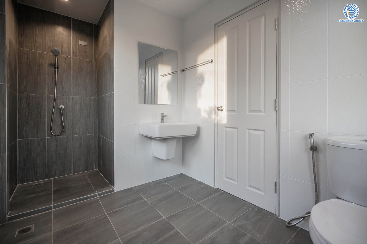 บ้านมือสองตกแต่งใหม่ โครงการ คาซ่าวิลล์ ราชพฤกษ์-รัตนาธิเบศร์1 (Q.House) หลังมุม ดีไซน์ Modern เนื้อที่ 62 ตร.ว. ฟังก์ชัน 3 ห้องนอน 3 ห้องน้ำ จอดรถได้ถึง 4 คัน บนทำเลศักยภาพ ติดถนนราชพฤกษ์ ใกล้เซ็นทรัลเวสต์เกต และรถไฟฟ้า "สถานีบางรักน้อยท่าอิฐ"