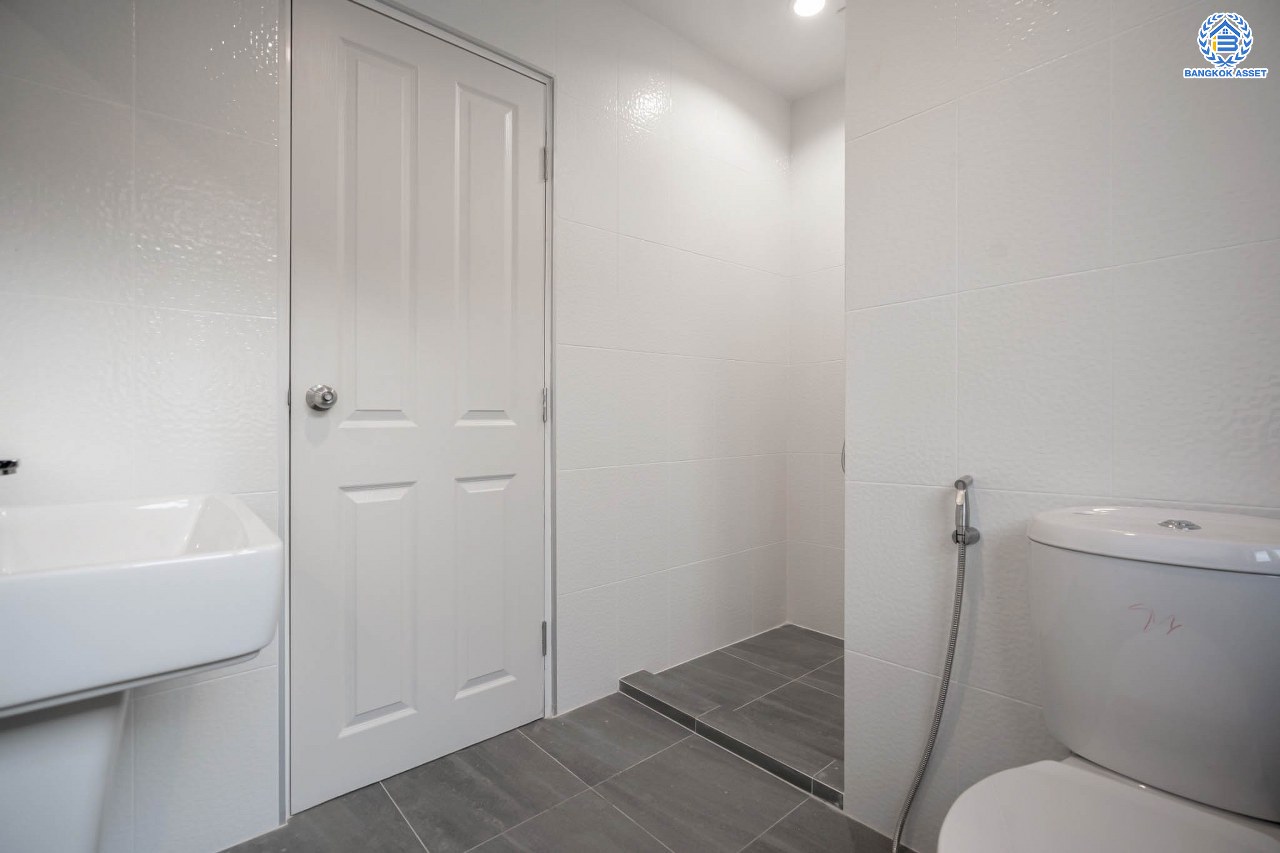 บ้านมือสองตกแต่งใหม่ โครงการ คาซ่าวิลล์ ราชพฤกษ์-รัตนาธิเบศร์1 (Q.House) หลังมุม ดีไซน์ Modern เนื้อที่ 62 ตร.ว. ฟังก์ชัน 3 ห้องนอน 3 ห้องน้ำ จอดรถได้ถึง 4 คัน บนทำเลศักยภาพ ติดถนนราชพฤกษ์ ใกล้เซ็นทรัลเวสต์เกต และรถไฟฟ้า "สถานีบางรักน้อยท่าอิฐ"