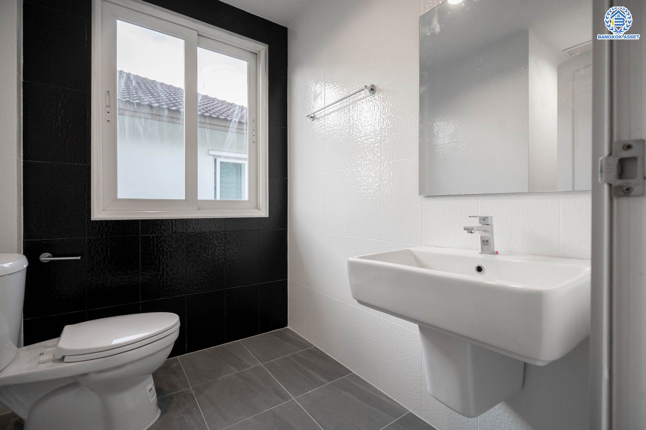 บ้านมือสองตกแต่งใหม่ โครงการ คาซ่าวิลล์ ราชพฤกษ์-รัตนาธิเบศร์1 (Q.House) หลังมุม ดีไซน์ Modern เนื้อที่ 62 ตร.ว. ฟังก์ชัน 3 ห้องนอน 3 ห้องน้ำ จอดรถได้ถึง 4 คัน บนทำเลศักยภาพ ติดถนนราชพฤกษ์ ใกล้เซ็นทรัลเวสต์เกต และรถไฟฟ้า "สถานีบางรักน้อยท่าอิฐ"