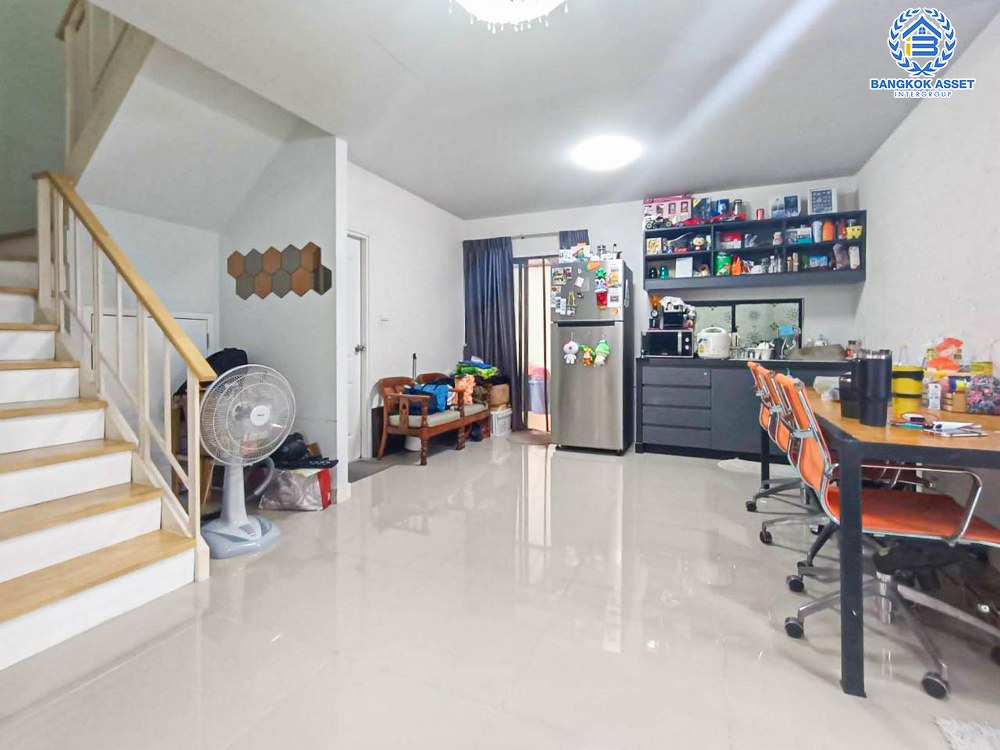 *****บ้านแฝดมือสอง โครงการ อารียา โคโม่ บางบัวทอง-สุพรรณบุรี เนื้อที่ 35.60 ตร.ว. ฟังก์ชัน 3 ห้องนอน 2 ห้องน้ำ 2 ที่จอดรถ บริเวณกว้างขวาง ให้ความรู้สึกเหมือนบ้านเดี่ยว บนทำเลเดินทางสะดวก เชื่อมต่อถนนบางบัวทอง-สุพรรณบุรี ใกล้รถไฟฟ้าสายสีม่วง "สถานีคลองบางไผ่" และจุดขึ้นทางด่วน "ศรีรัช"