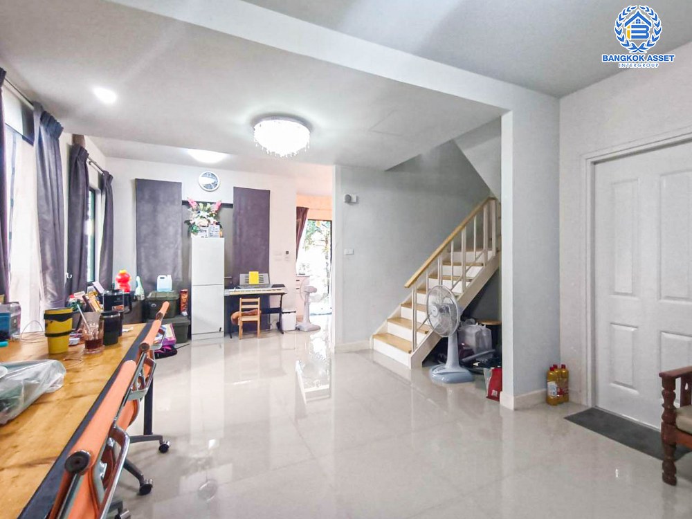 *****บ้านแฝดมือสอง โครงการ อารียา โคโม่ บางบัวทอง-สุพรรณบุรี เนื้อที่ 35.60 ตร.ว. ฟังก์ชัน 3 ห้องนอน 2 ห้องน้ำ 2 ที่จอดรถ บริเวณกว้างขวาง ให้ความรู้สึกเหมือนบ้านเดี่ยว บนทำเลเดินทางสะดวก เชื่อมต่อถนนบางบัวทอง-สุพรรณบุรี ใกล้รถไฟฟ้าสายสีม่วง "สถานีคลองบางไผ่" และจุดขึ้นทางด่วน "ศรีรัช"