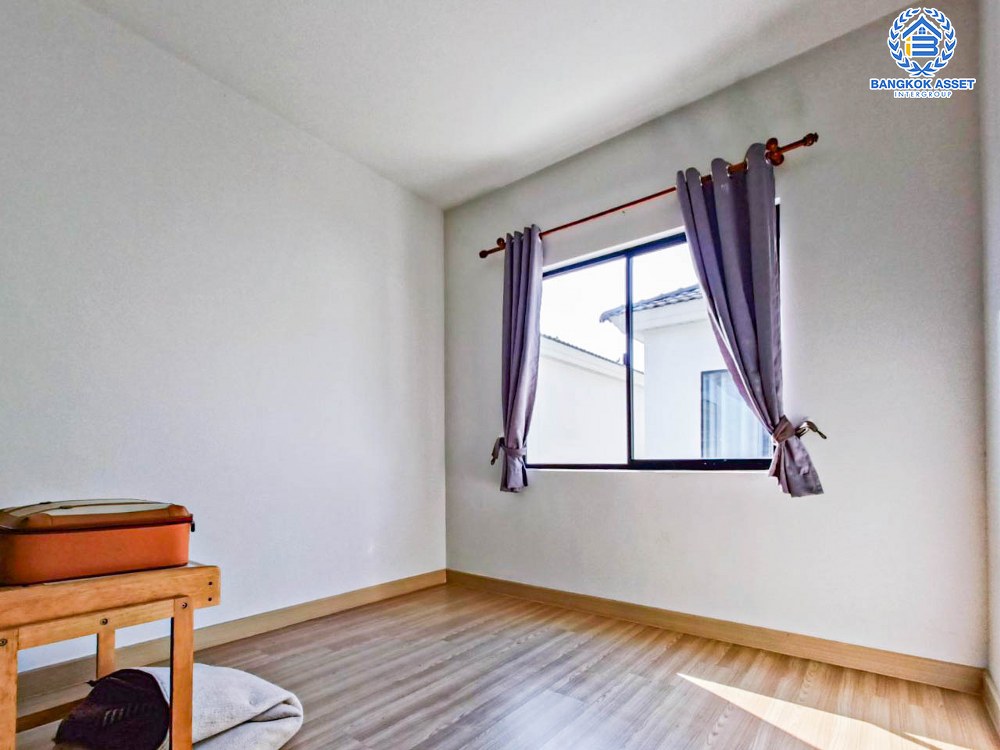 *****บ้านแฝดมือสอง โครงการ อารียา โคโม่ บางบัวทอง-สุพรรณบุรี เนื้อที่ 35.60 ตร.ว. ฟังก์ชัน 3 ห้องนอน 2 ห้องน้ำ 2 ที่จอดรถ บริเวณกว้างขวาง ให้ความรู้สึกเหมือนบ้านเดี่ยว บนทำเลเดินทางสะดวก เชื่อมต่อถนนบางบัวทอง-สุพรรณบุรี ใกล้รถไฟฟ้าสายสีม่วง "สถานีคลองบางไผ่" และจุดขึ้นทางด่วน "ศรีรัช"