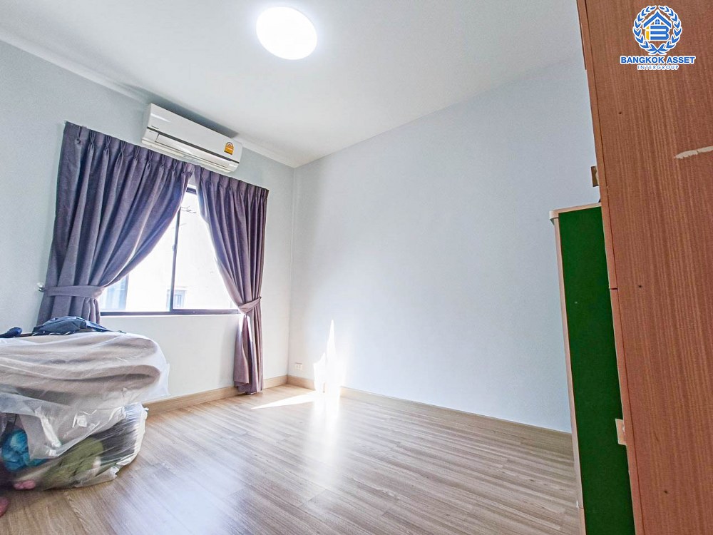 *****บ้านแฝดมือสอง โครงการ อารียา โคโม่ บางบัวทอง-สุพรรณบุรี เนื้อที่ 35.60 ตร.ว. ฟังก์ชัน 3 ห้องนอน 2 ห้องน้ำ 2 ที่จอดรถ บริเวณกว้างขวาง ให้ความรู้สึกเหมือนบ้านเดี่ยว บนทำเลเดินทางสะดวก เชื่อมต่อถนนบางบัวทอง-สุพรรณบุรี ใกล้รถไฟฟ้าสายสีม่วง "สถานีคลองบางไผ่" และจุดขึ้นทางด่วน "ศรีรัช"