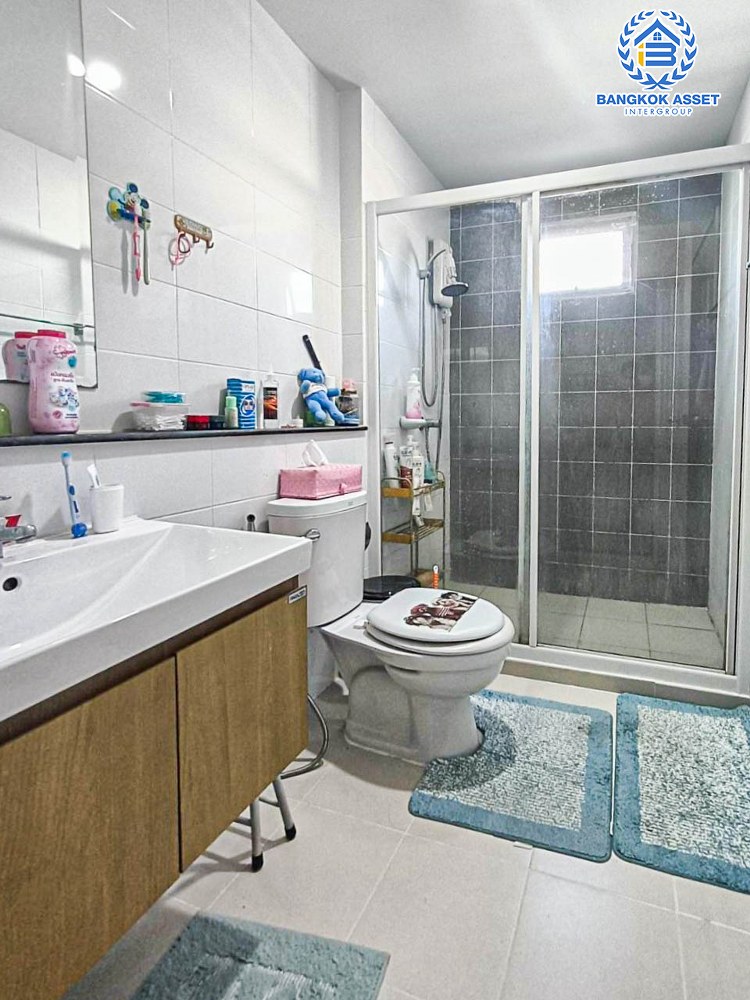 *****บ้านแฝดมือสอง โครงการ อารียา โคโม่ บางบัวทอง-สุพรรณบุรี เนื้อที่ 35.60 ตร.ว. ฟังก์ชัน 3 ห้องนอน 2 ห้องน้ำ 2 ที่จอดรถ บริเวณกว้างขวาง ให้ความรู้สึกเหมือนบ้านเดี่ยว บนทำเลเดินทางสะดวก เชื่อมต่อถนนบางบัวทอง-สุพรรณบุรี ใกล้รถไฟฟ้าสายสีม่วง "สถานีคลองบางไผ่" และจุดขึ้นทางด่วน "ศรีรัช"